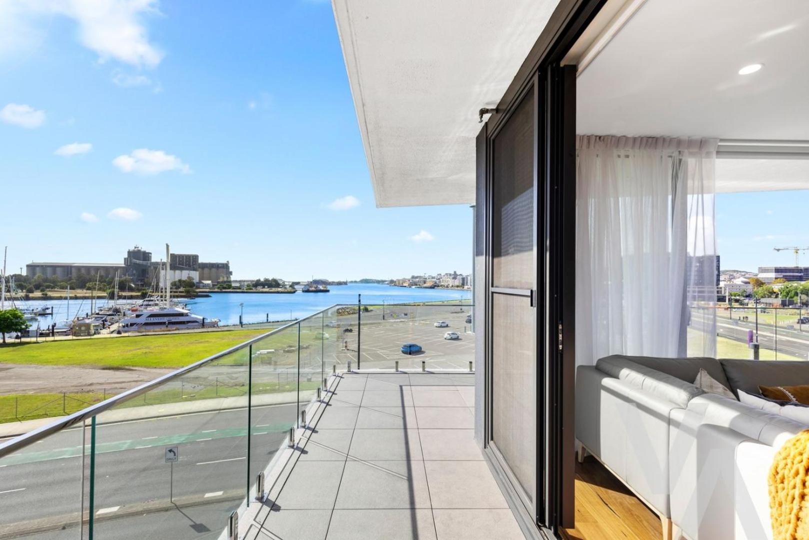 Harbour Towers, Newcastle'S Elite Apartment Stays, Free Parking & Tram Access Bagian luar foto