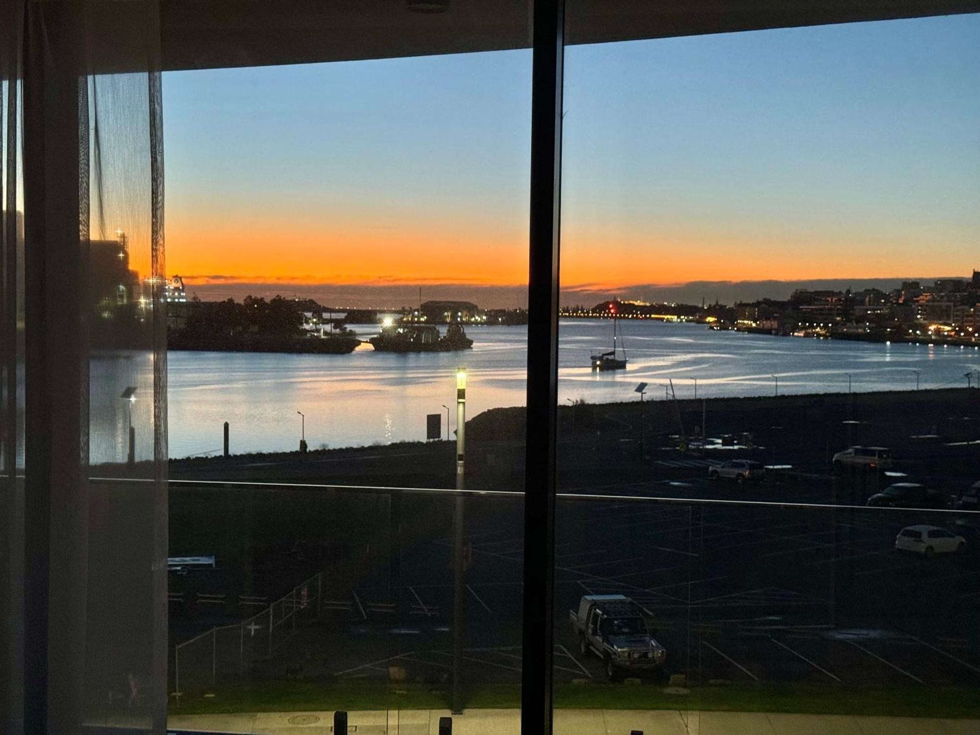 Harbour Towers, Newcastle'S Elite Apartment Stays, Free Parking & Tram Access Bagian luar foto